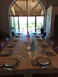 La tavola apparecchiata all'Azienda Agricola Baldetti per un pranzo memorabile assaggiando i vini Baldetti
