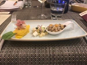 Patate dolci, causa e calamari con cipolla agridolce, quinoa, mais, pomodoro, formaggio, peperoncino