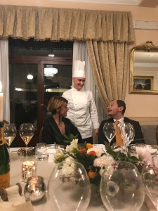 Katia Maccari mentre parla ai suoi ospiti durante la cena Veuve Clicquot Atelier Des Grandes Dames