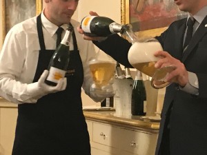 Il servizio impeccabile del Veuve Clicquot Demi-Sec da una caraffa come si faceva ai tempi di Madame Clicquot, ottimo abbinamento per i desert