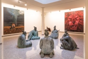 La mostra di Liu Ruo Wang presso Lorenzelli Arte attira l'attenzione sia con le opere uniche sia con allestimento molto singolare delle opere