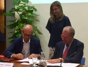 da sinistra l'Assessore Stefano Ciuoffo, a destra il Presidente di Federdistribuzione Claudio Gradara,  al centro l'Onorevole Maria Chiara Gadda.