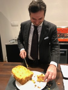 Chef Angiolo Barni presso bellissimo Myo mentre presenta Panettone fatto da lui