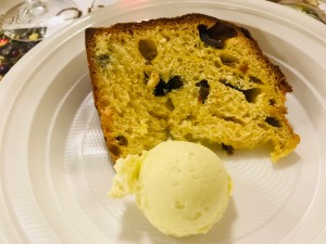 Panettone all'olio d'oliva di Pasticceria Fabio e Gianni Via Castiglioni, 31 G Cesa (Arezzo) insieme al gelato all'olio d'oliva